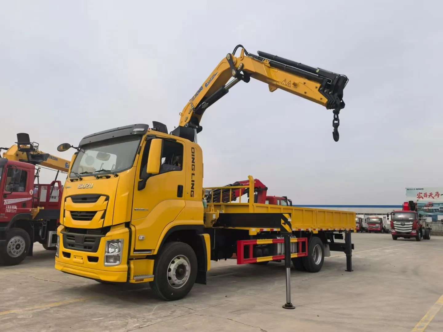 ISUZU folding-boom crane truck