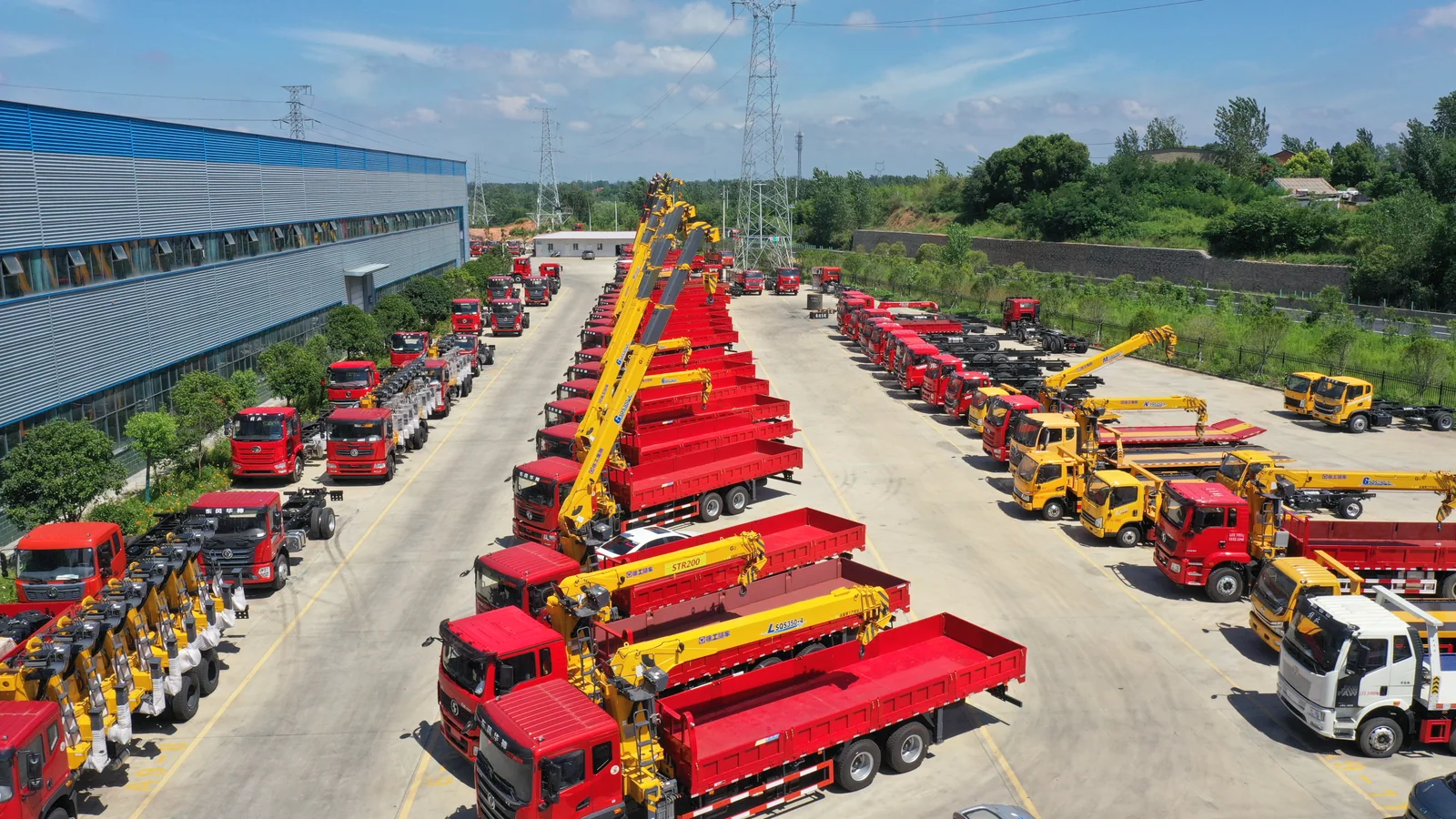 Les camions-grues dans la cour de l’usine
