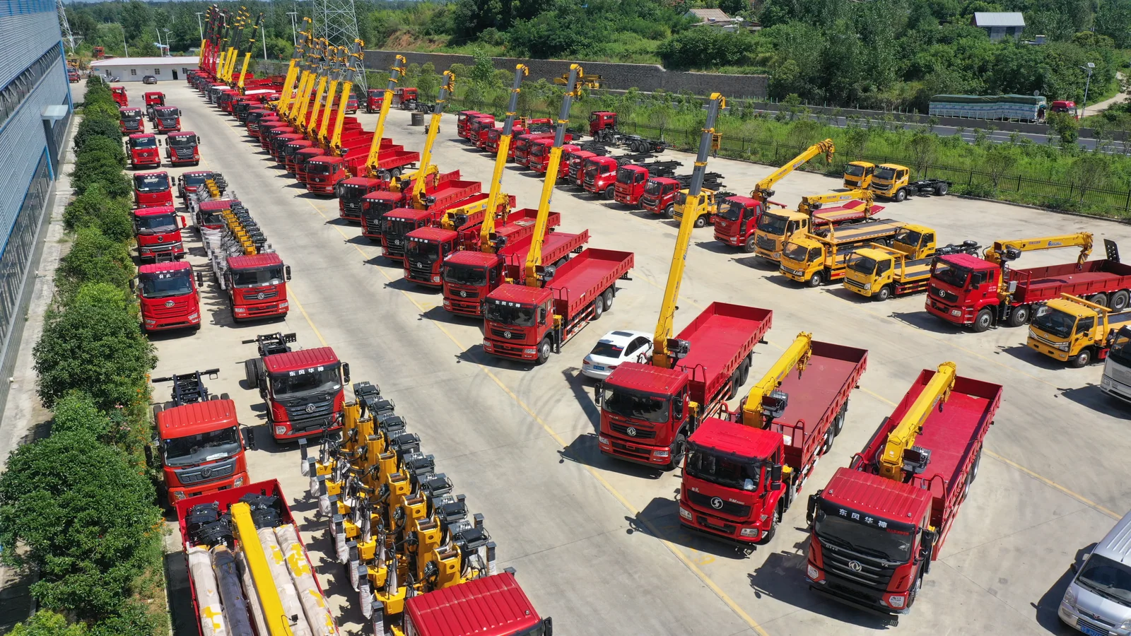 Les camions-grues dans la cour de l’usine