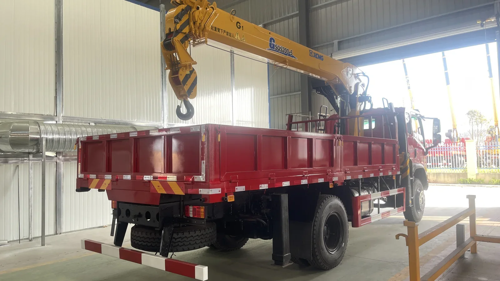 Crane truck · dropside body