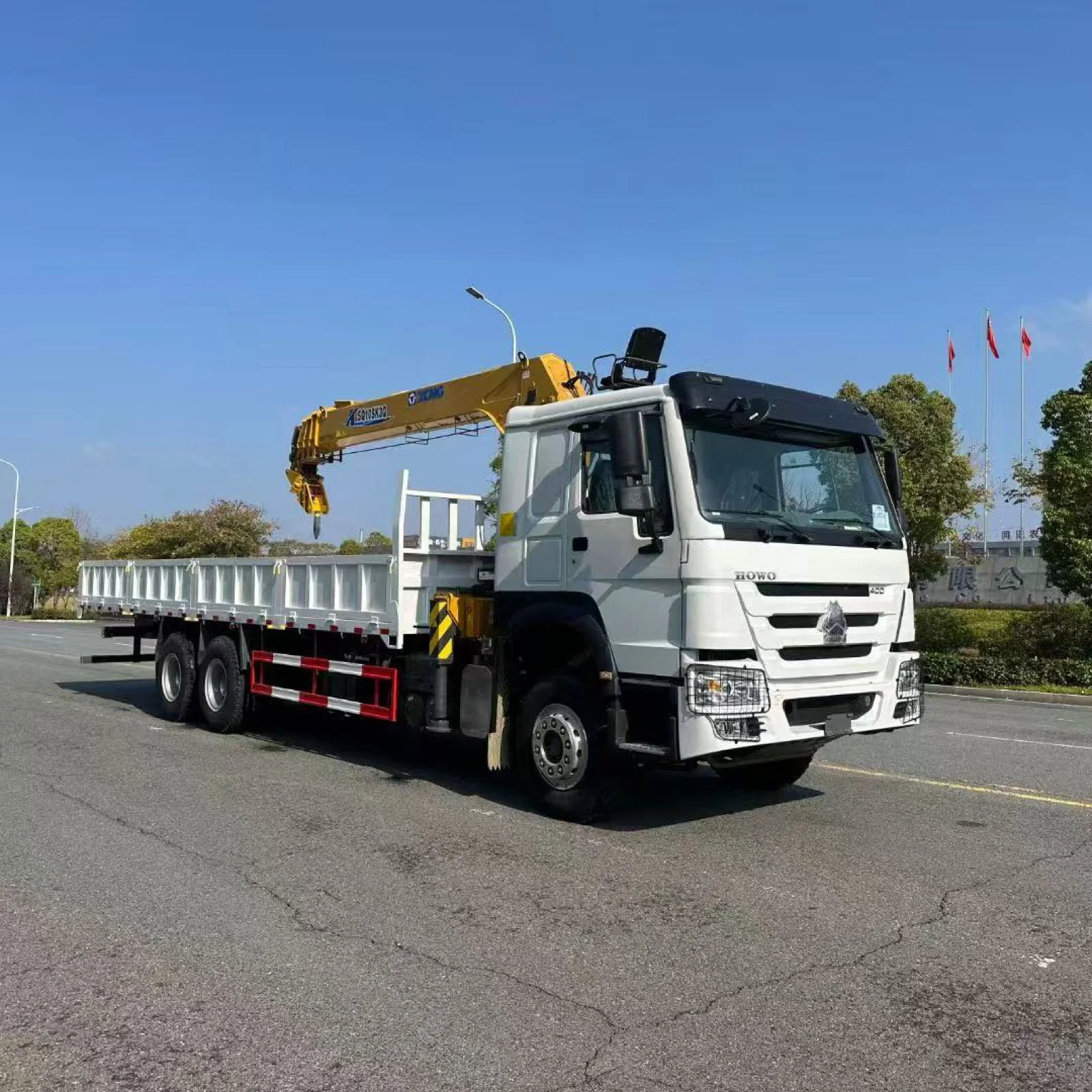 Straight-boom crane truck